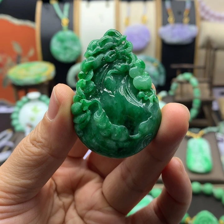 翡翠未镶嵌吊坠(赠链)