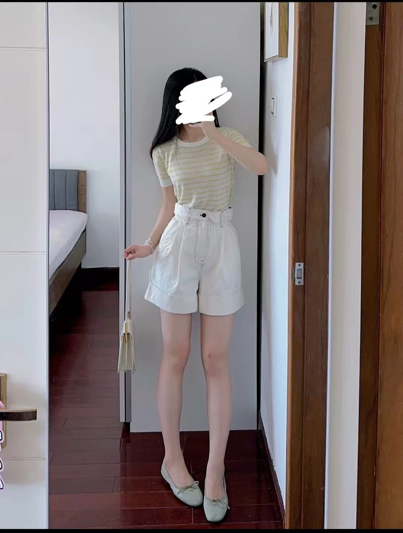 99新 MIU MIU/缪缪 玄色 白色背后logo短裤 38码 99新