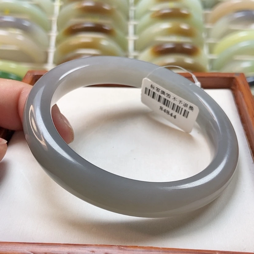 【闪购商品】和田玉手镯未镶嵌浮**梦