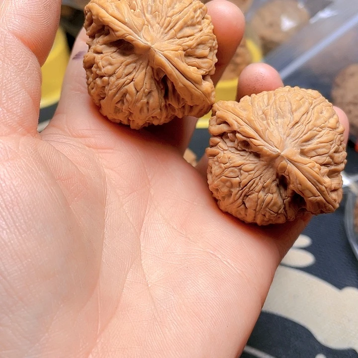 文玩核桃吊坠南疆石一对
