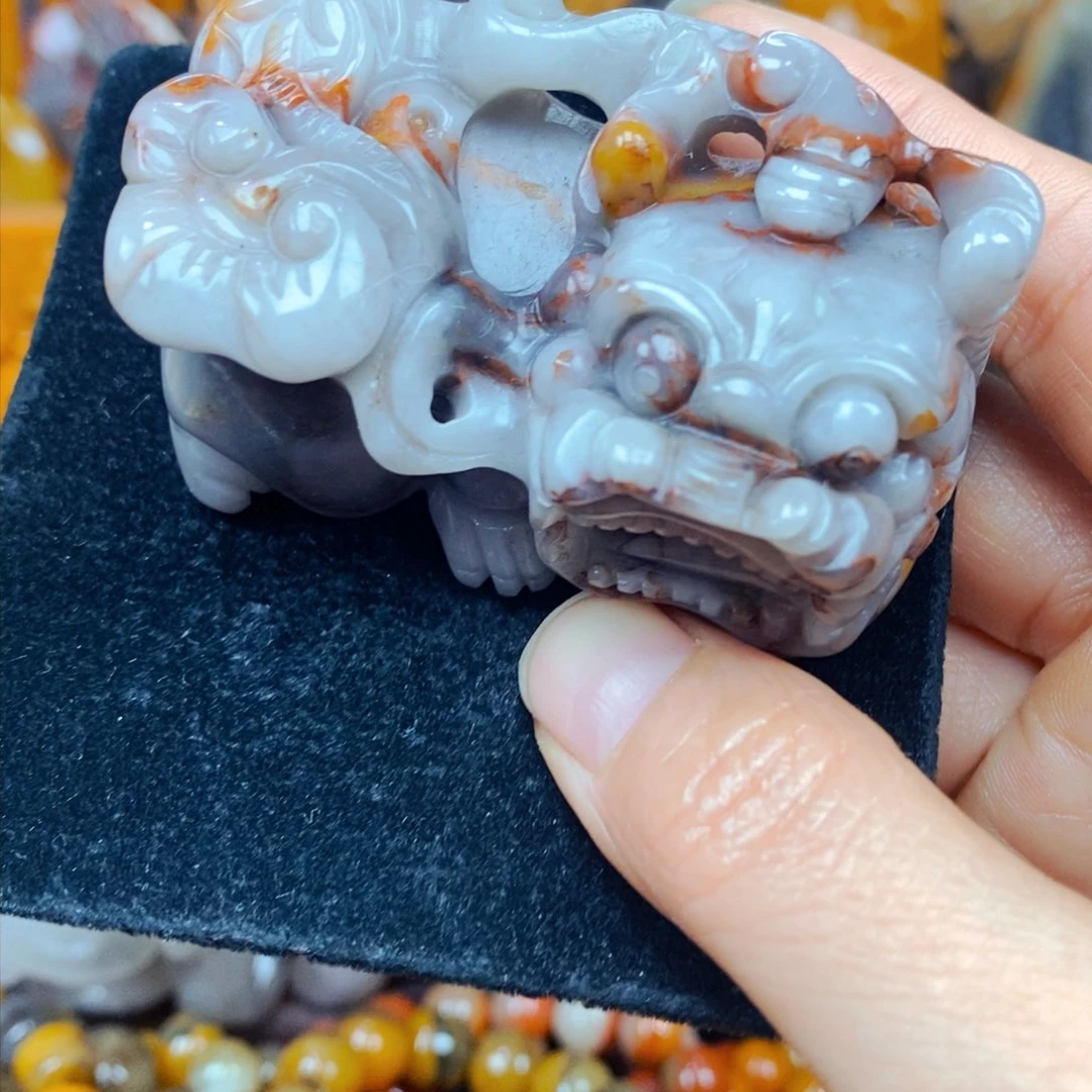 未镶嵌石英质玉（黄龙玉）颈饰