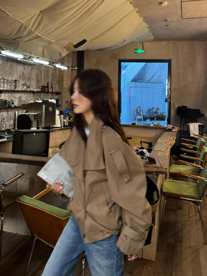 R-HER【斜领风衣】斜立领双排扣收褶美拉德短款风衣夹克RC25090401