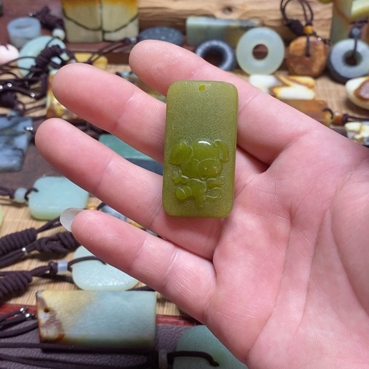 蛇纹石玉挂件未镶嵌小**忙