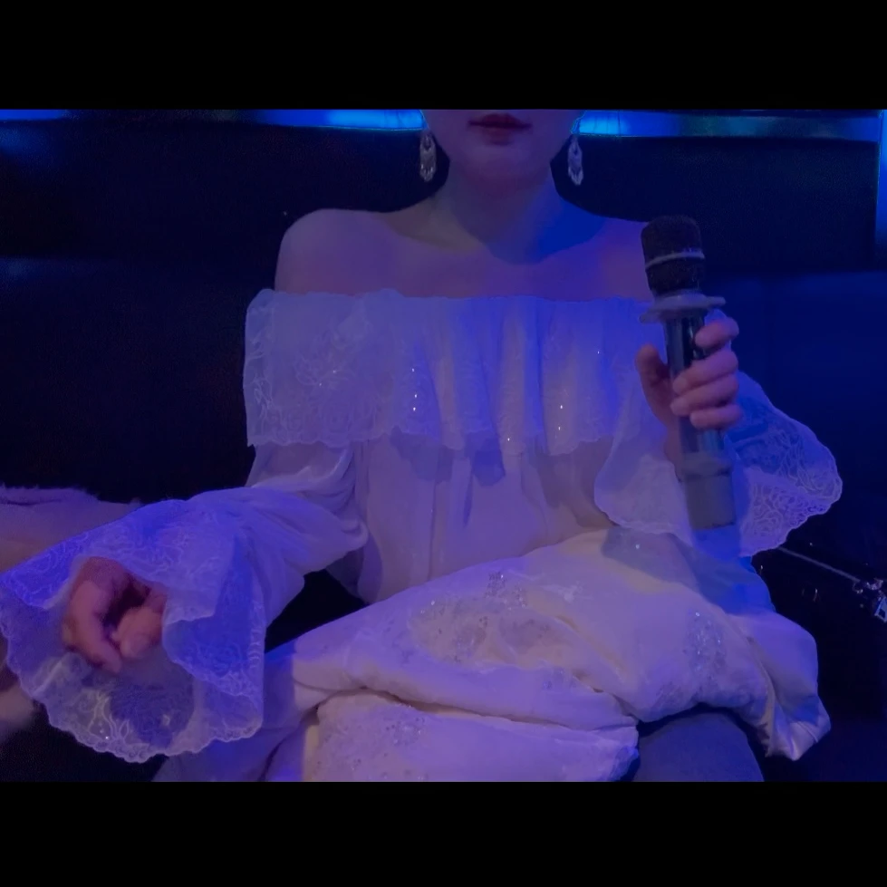 魅鹊 50608 仙女温柔风喇叭袖荷叶边一字肩小衫