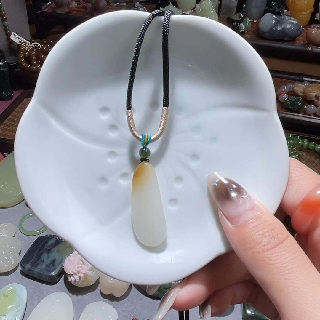 颈饰未镶嵌和田玉（糖玉）糖白无事小牌