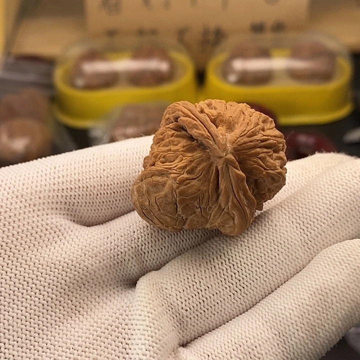 郭***店吊坠文玩核桃瑕疵不退不换