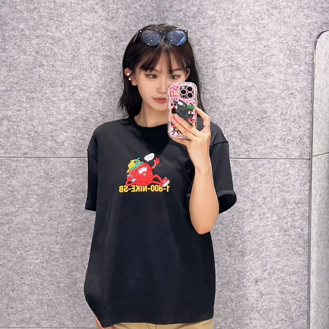 Nike耐克男女黑色草莓人百棉运动休闲短袖T恤HV1303-010