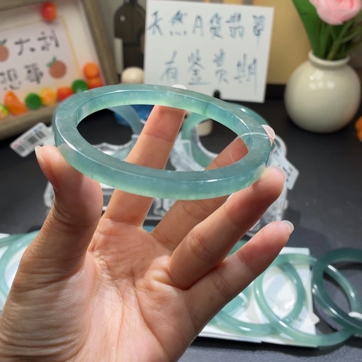 翡翠未镶嵌手镯冰蓝晴