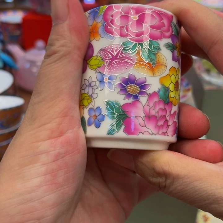 花花绿绿的小树在火山