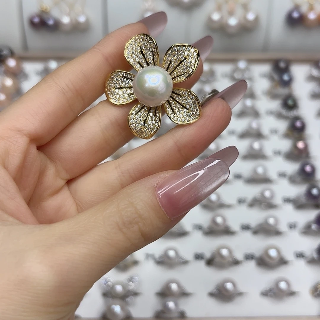 合金胸饰淡水珍珠