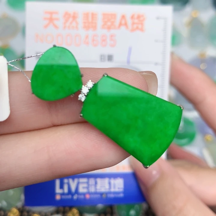 馨***儿颈饰18K金镶嵌翡翠无事牌