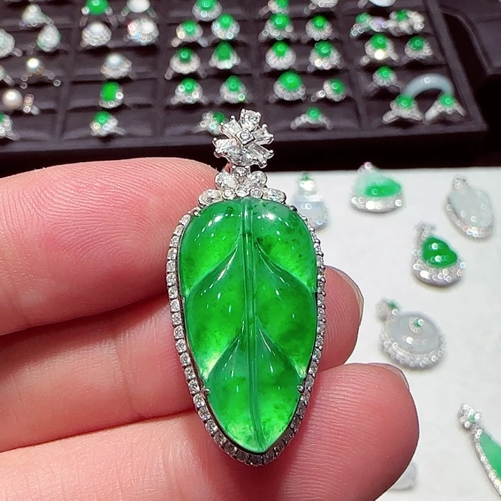 翡翠18K金镶嵌颈饰吊坠