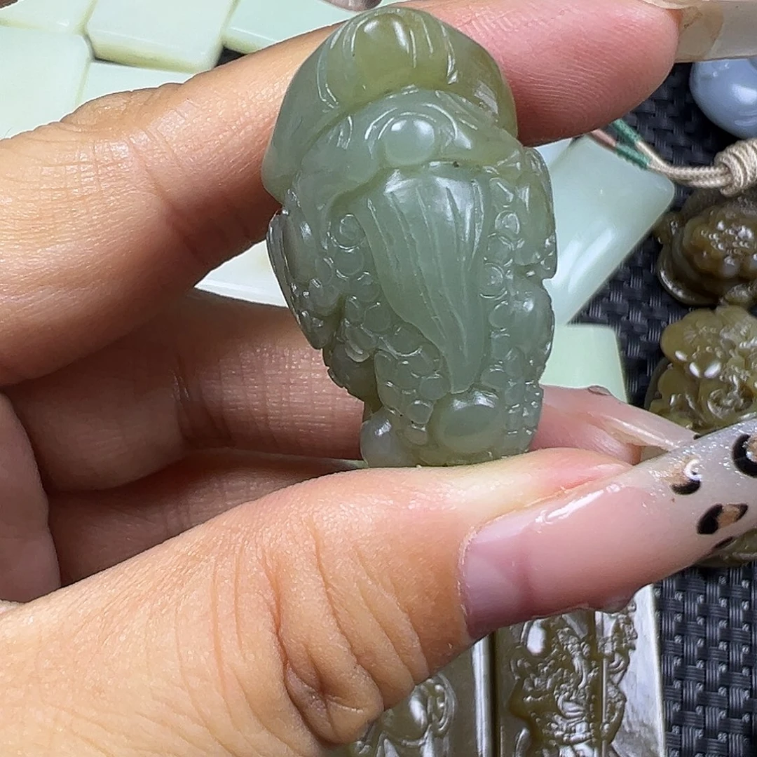 和田玉未镶嵌颈饰微瑕有裂需要包容，不退不换