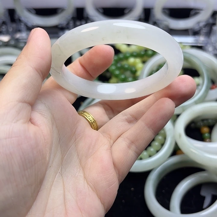 石英岩玉未镶嵌手镯