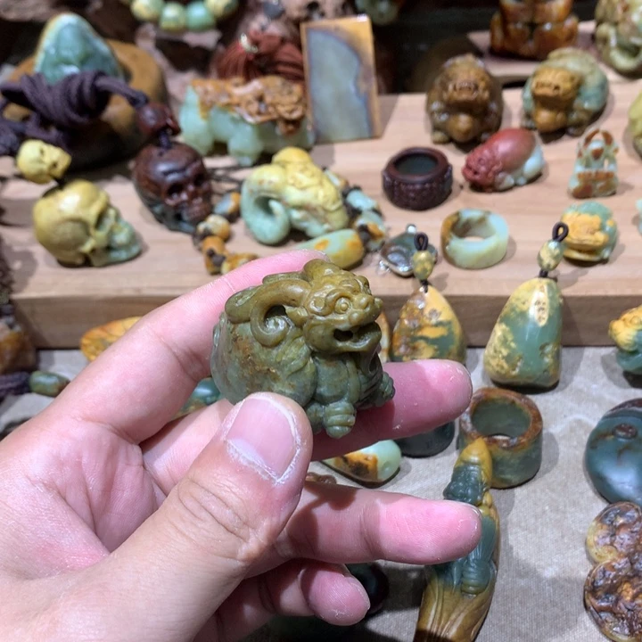 未镶嵌岫岩河磨玉（透闪石质玉）挂件