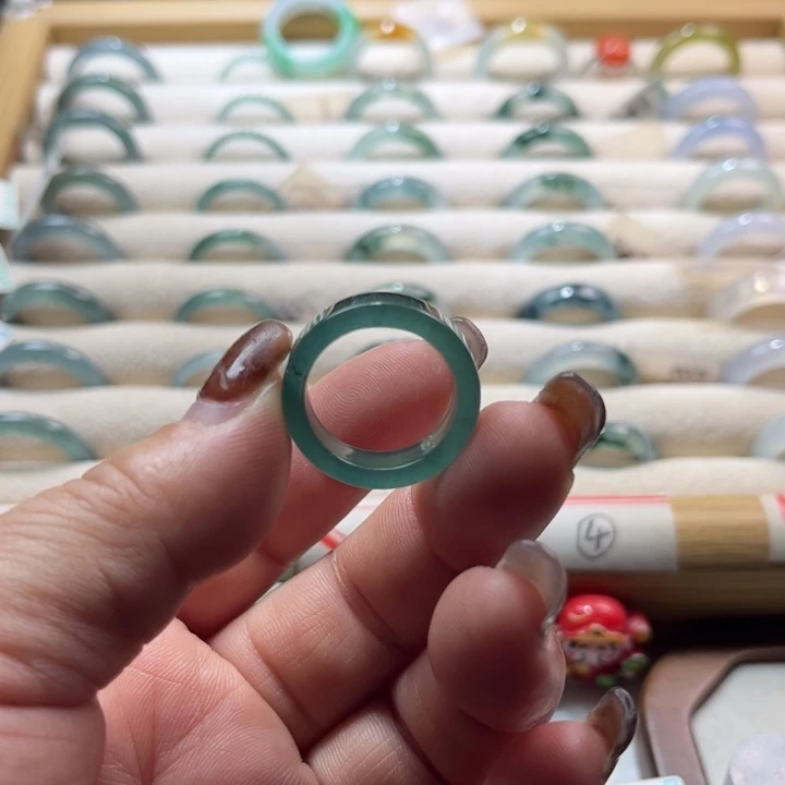 翡翠未镶嵌戒指蓝水