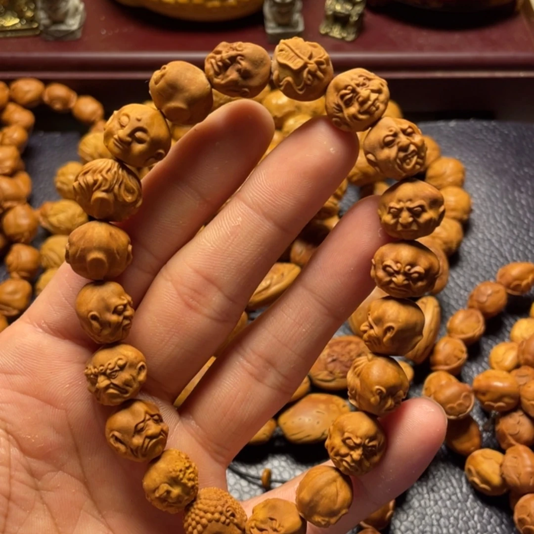 龙纹桃核雕刻罗汉手串