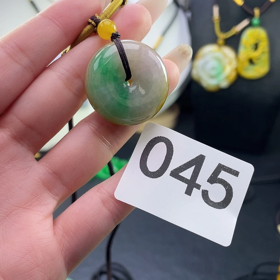 翡翠未镶嵌吊坠(赠链)