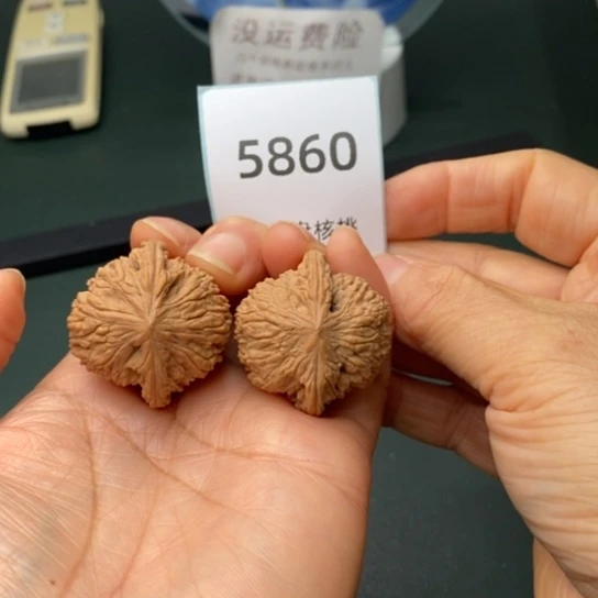 把件文玩核桃33.5绣球手捻5860