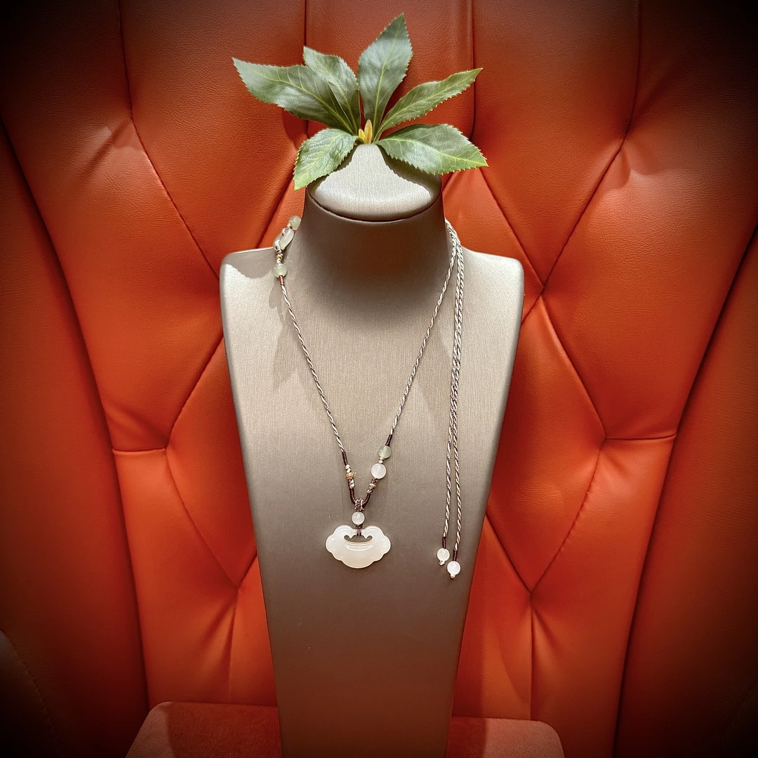 壹屿珠宝 022153   和田玉典藏平安锁颈饰