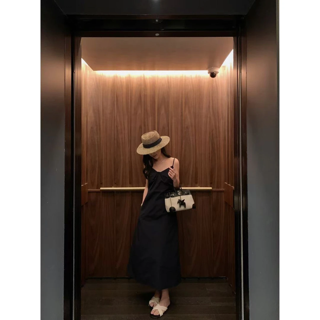 LaceyToDitto 2025 4/23【黑加仑】 藏青色扭结设计感吊带裙