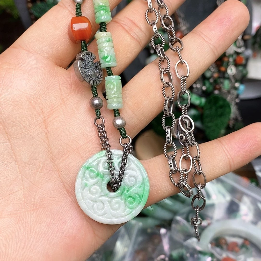 颈饰未镶嵌翡翠漂亮美眉