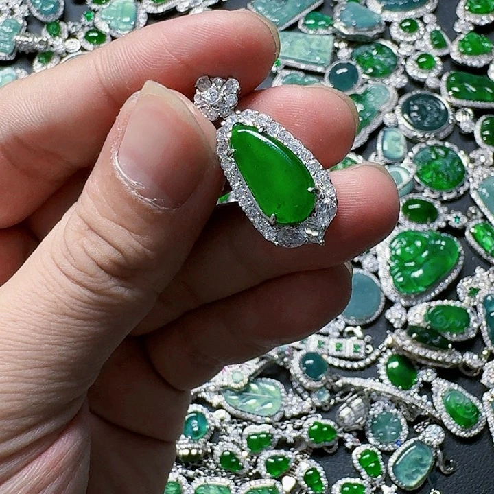 翡翠颈饰未镶嵌天然A货翡翠放漏