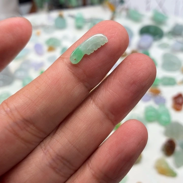 翡翠未镶嵌颈饰木梳飘绿