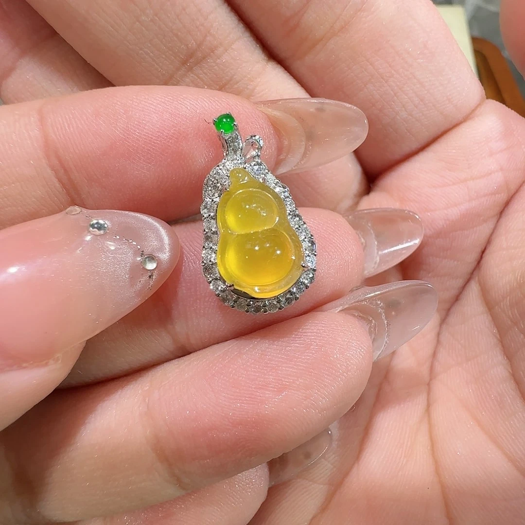 【闪购商品】颈饰18K金镶嵌翡翠欧**?