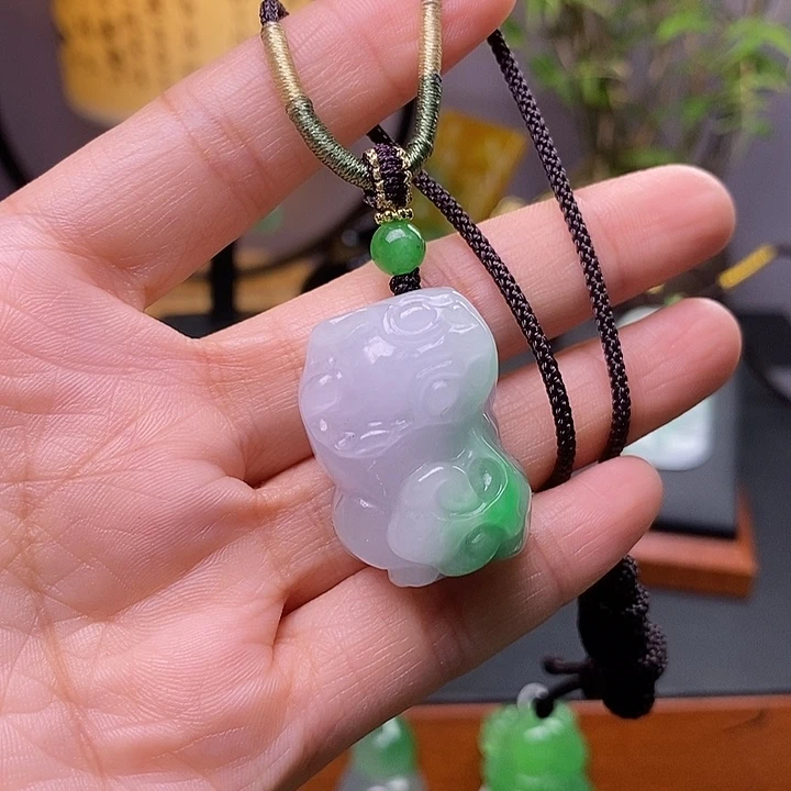 翡翠未镶嵌吊坠(赠链)