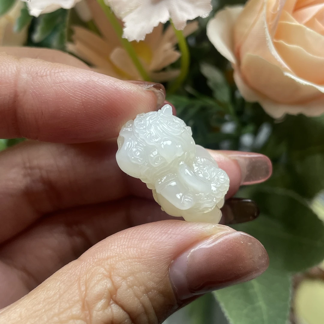 天然和田玉俄白飞天貔貅挂坠颈饰可爱时尚手工气质雕刻吊坠