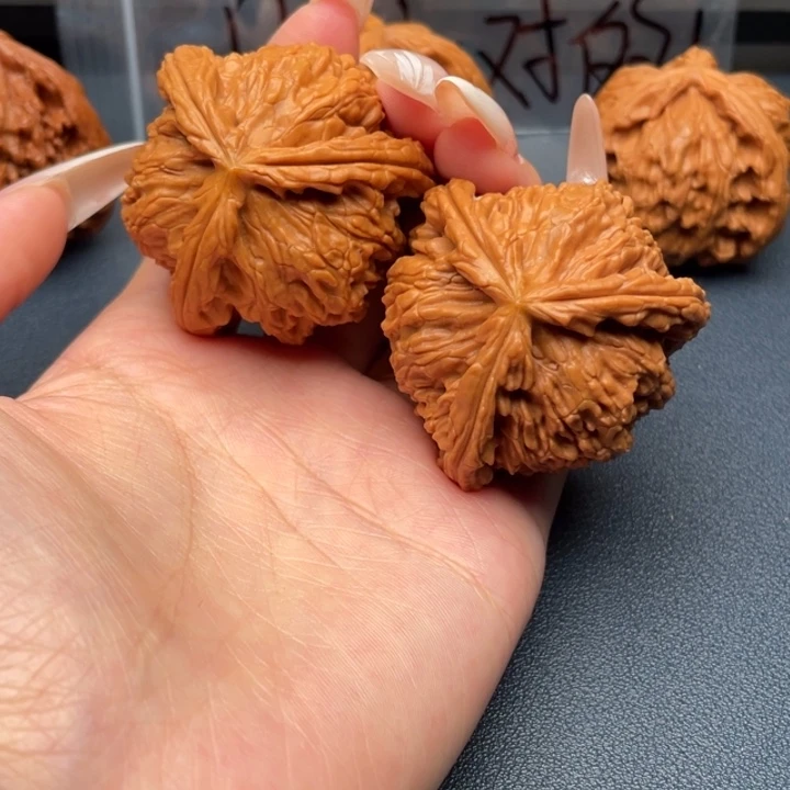 听***风文玩核桃吊坠白狮子