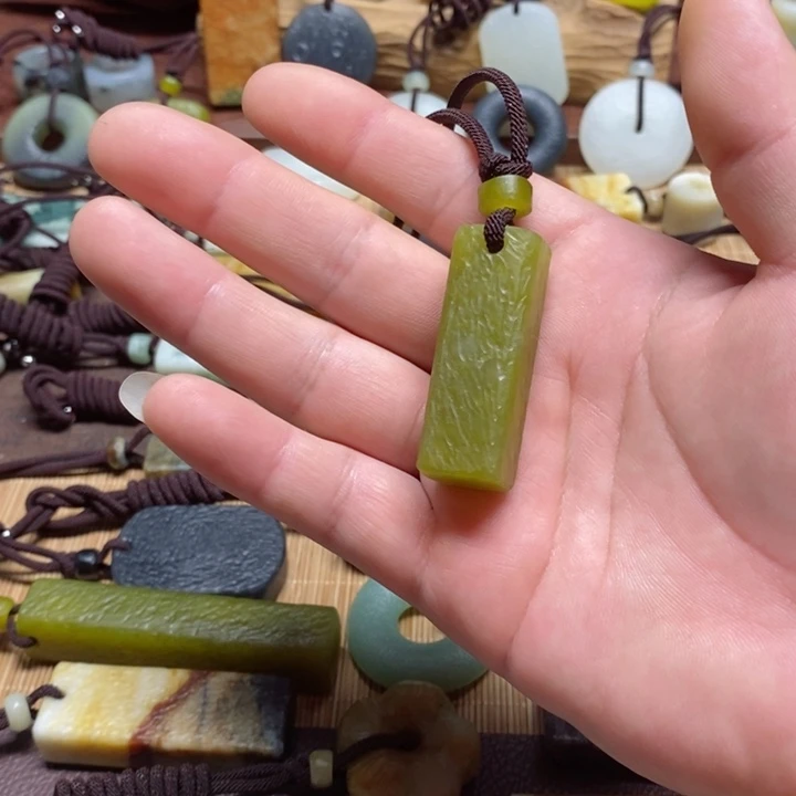 蛇纹石玉挂件未镶嵌