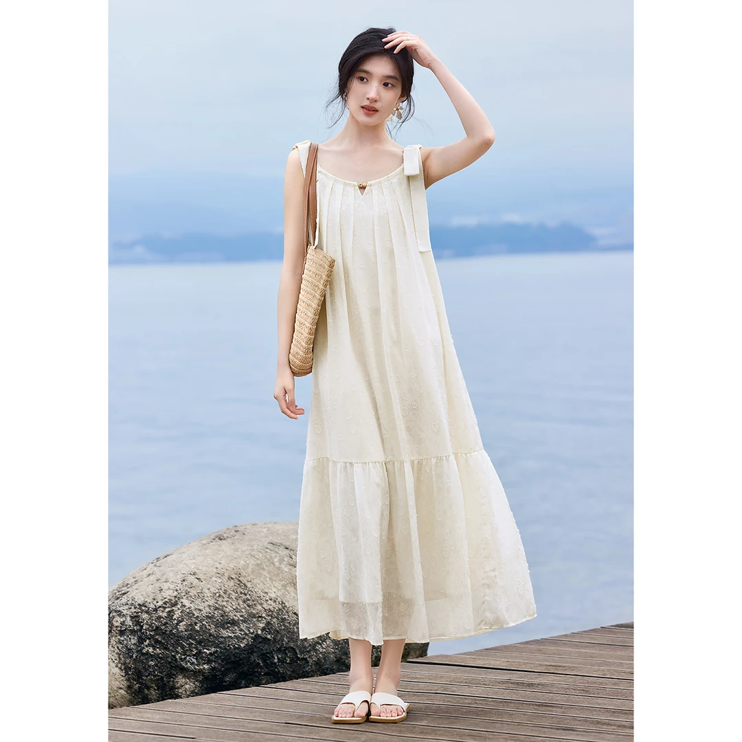 XWI/欣未【夏夜白铃兰】极简度假风连衣裙2025夏慵懒气质白色吊带裙