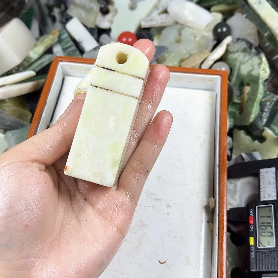 颈饰未镶嵌和田玉（糖玉）