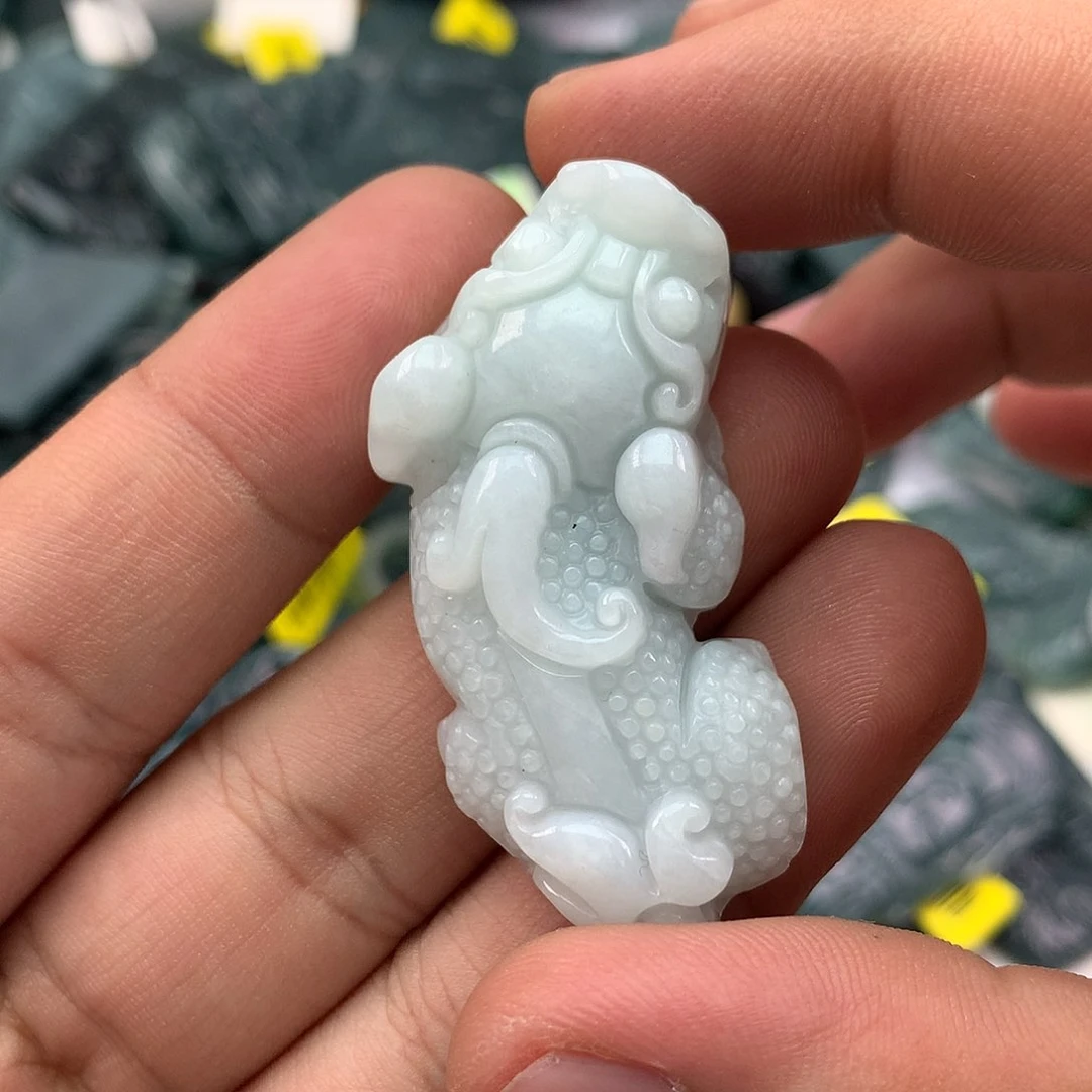 翡翠未镶嵌颈饰貔貅