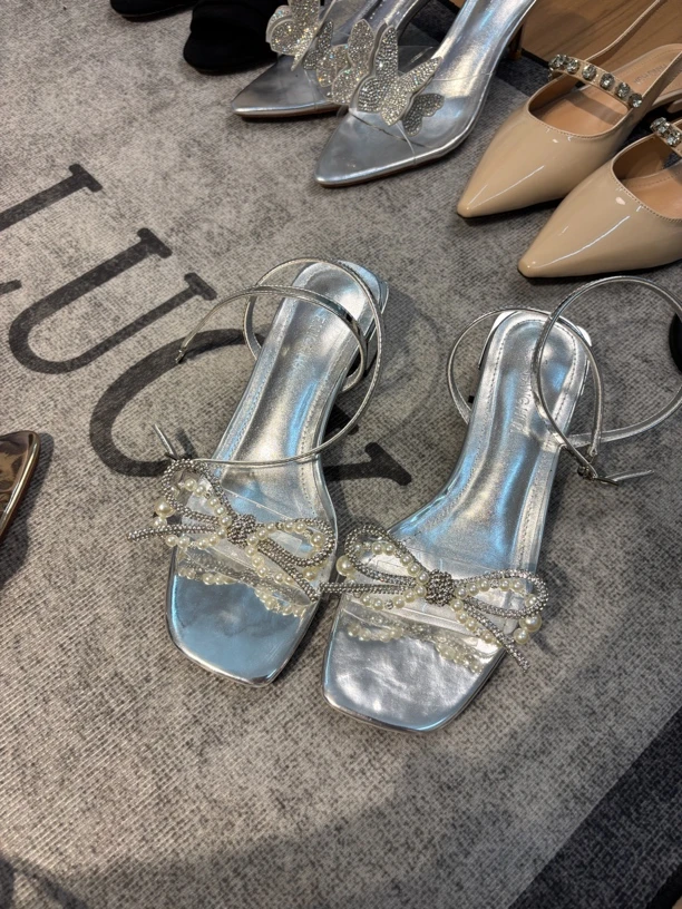 夏款银色水钻一字带凉鞋温柔气质蝴蝶结凉拖鞋气质粗跟百搭凉鞋