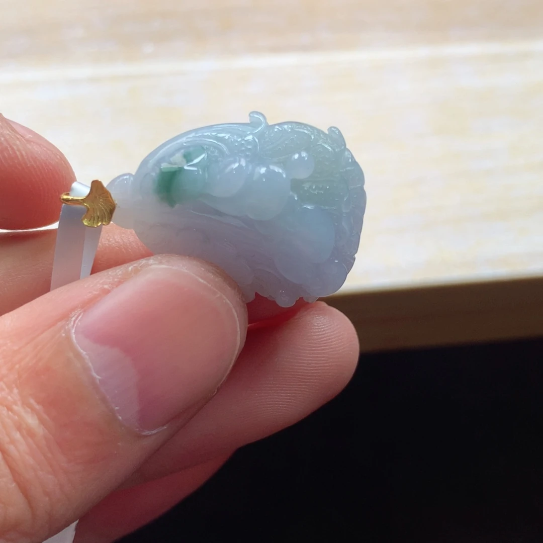 翡翠18K金镶嵌颈饰吊坠