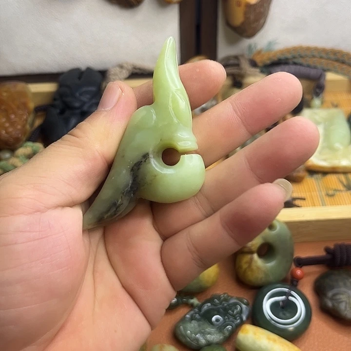 未镶嵌岫岩老玉（透闪石质玉）挂件