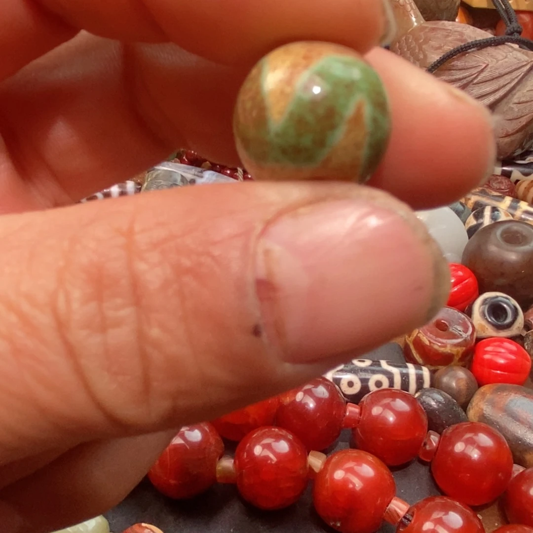 未镶嵌珠子的颜色是蓝色玛瑙/玉髓