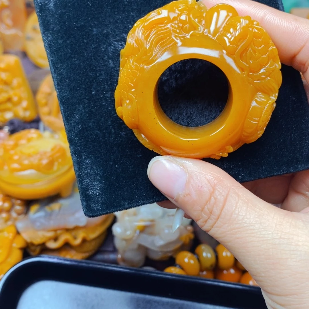 石英质玉（黄龙玉）未镶嵌颈饰