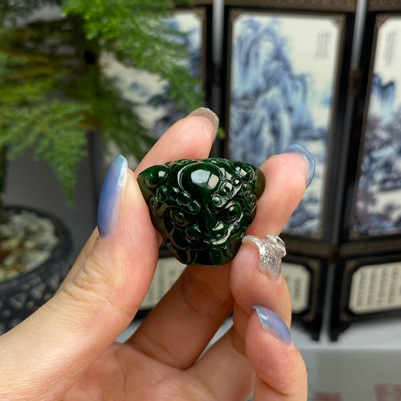 花青满绿辣色瑞兽挂件 天然翡翠A货