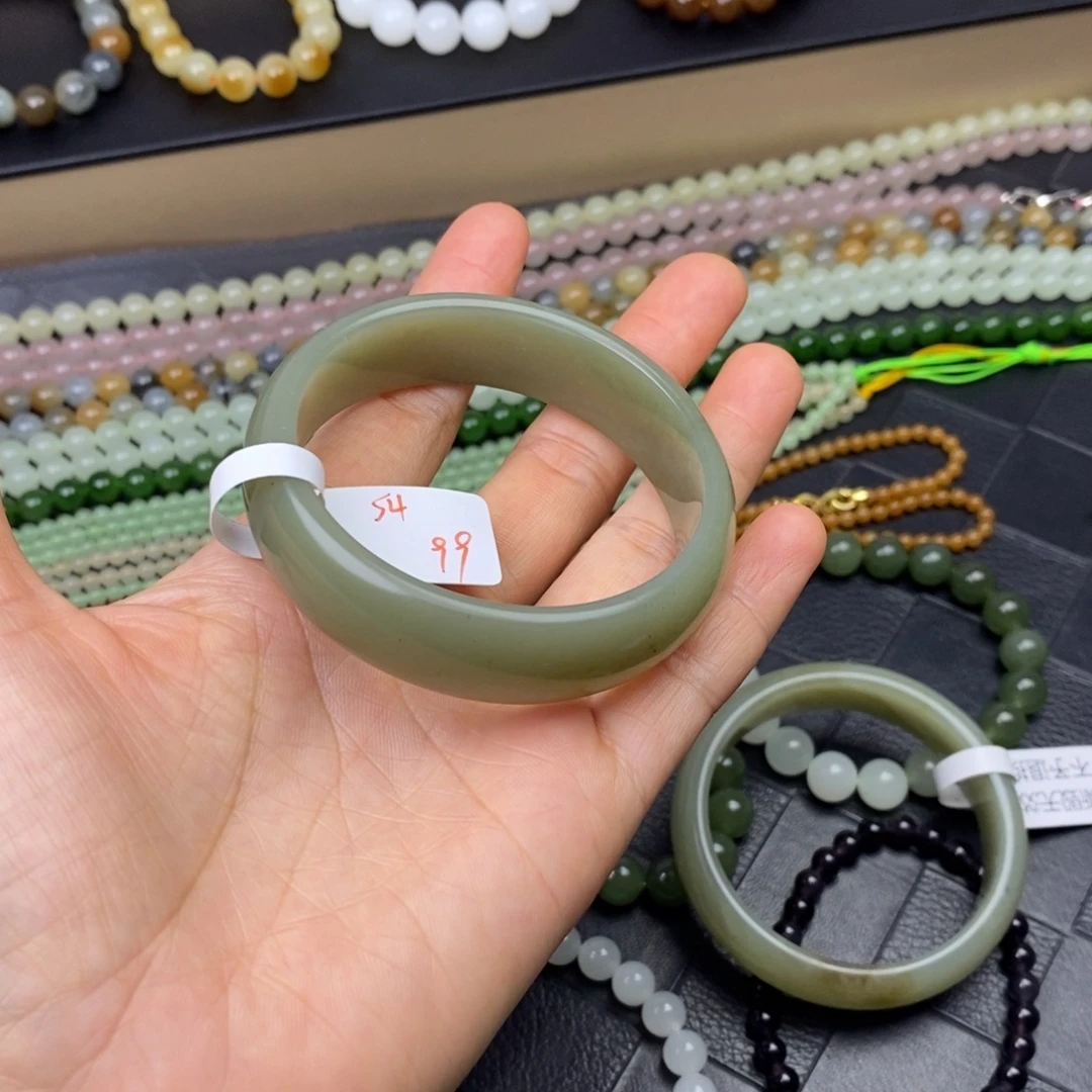 小***吖和田玉未镶嵌手镯