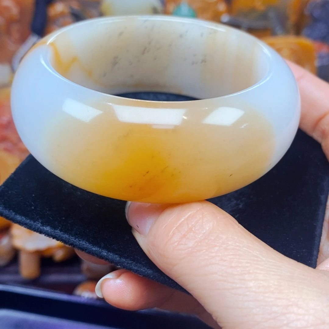 未镶嵌石英质玉（黄龙玉）颈饰