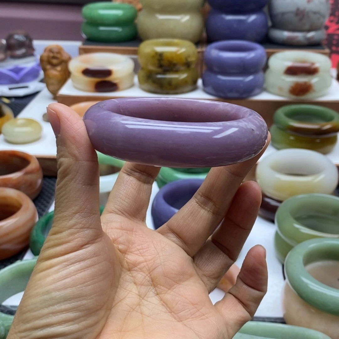 蕾***蕾石英岩玉未镶嵌手镯