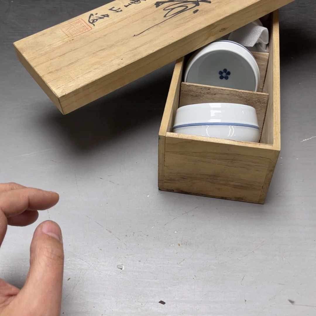 瓷片灵****青密密麻麻地排列着一个