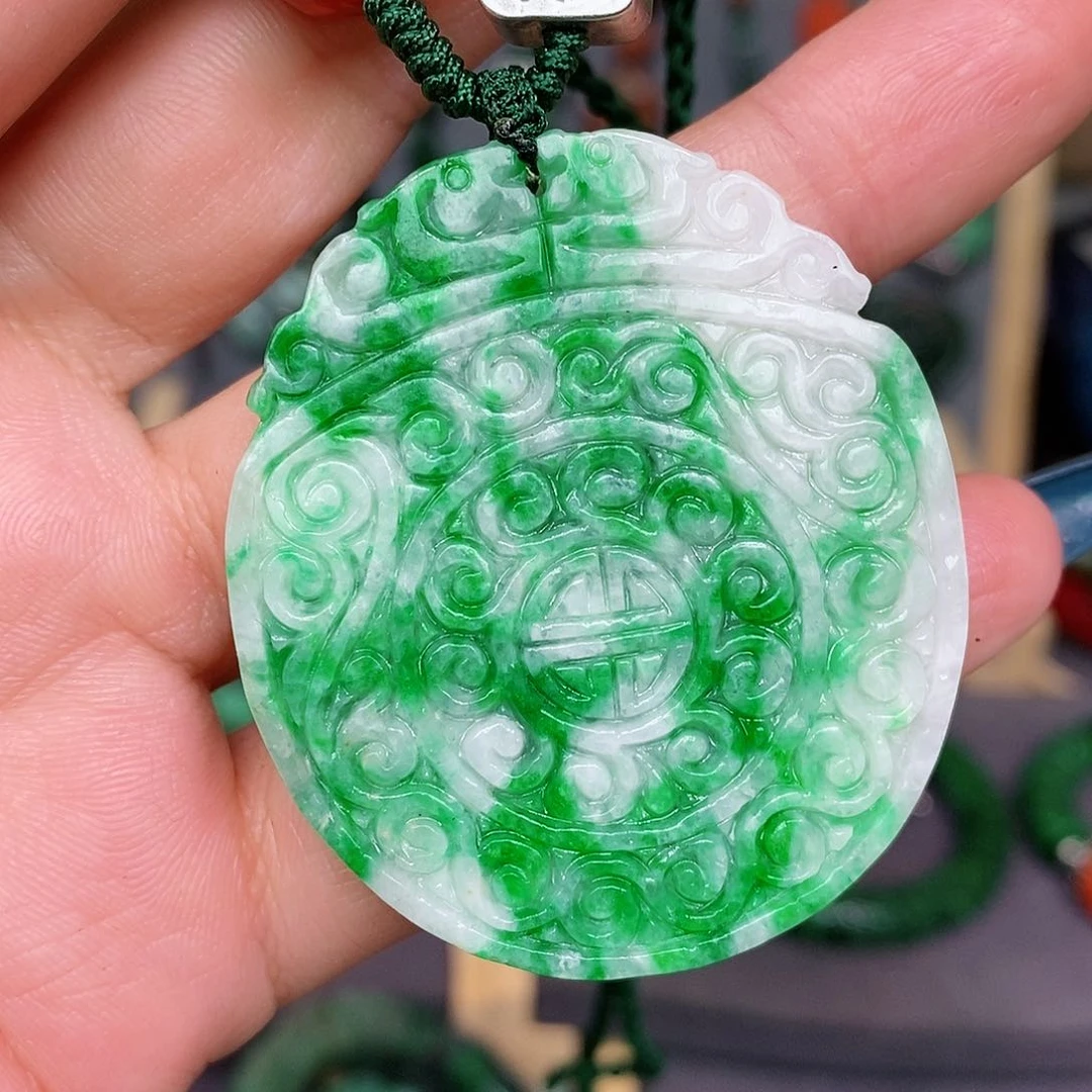 翡翠颈饰未镶嵌漂亮美眉