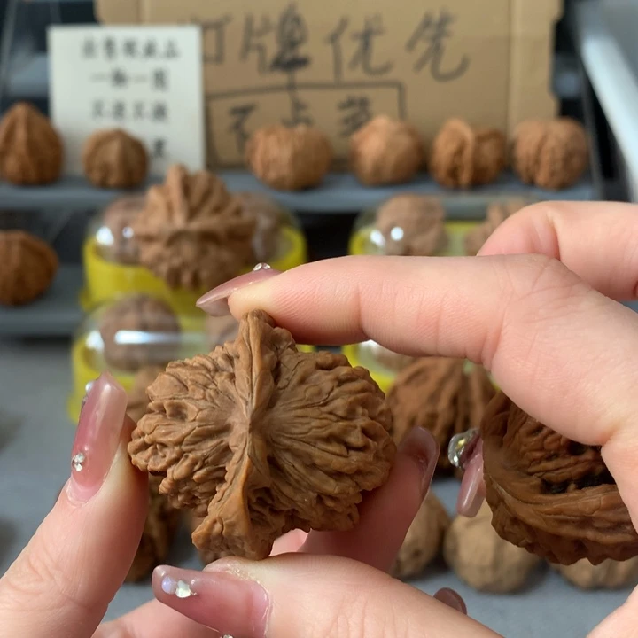 I***姐文玩核桃吊坠异形单只，有毛病