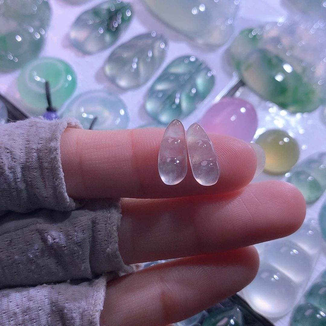 翡翠未镶嵌颈饰一对