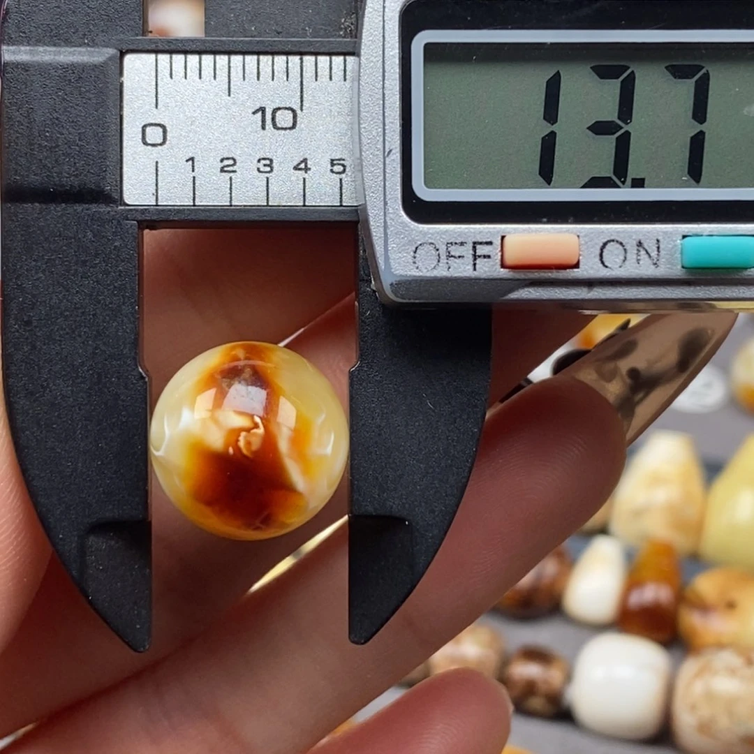 裸石琥珀未镶嵌圆珠